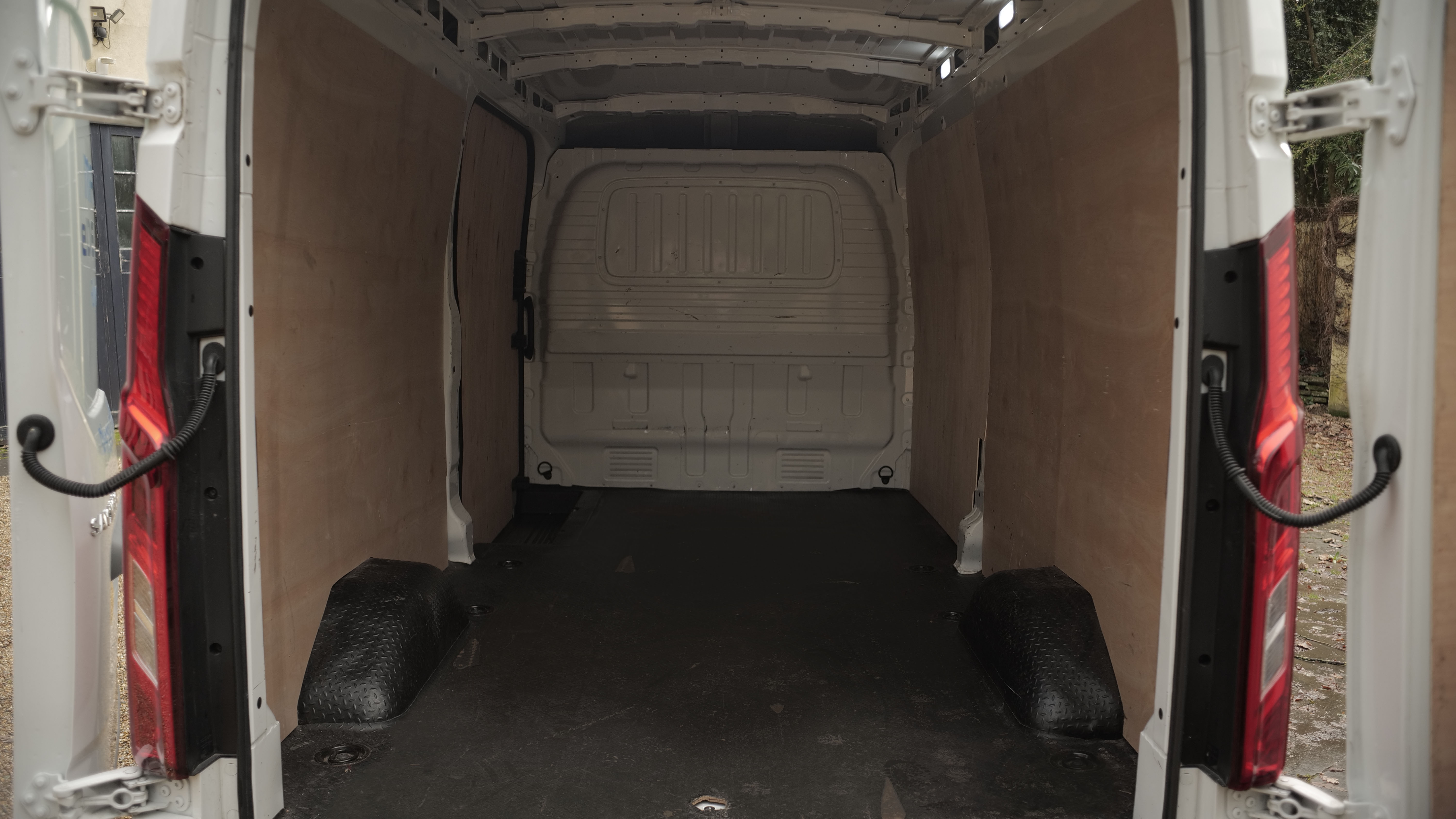MAXUS E DELIVER 9 MWB ELECTRIC FWD 150kW High Roof Van 88kWh Auto
